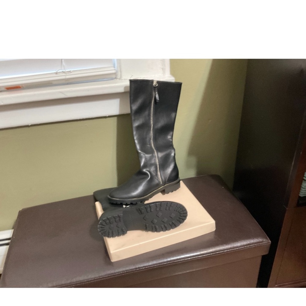 Boot black